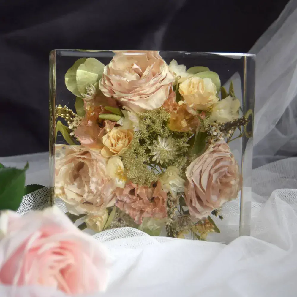 Kytice v pryskyřici - kostka 25x25 cm