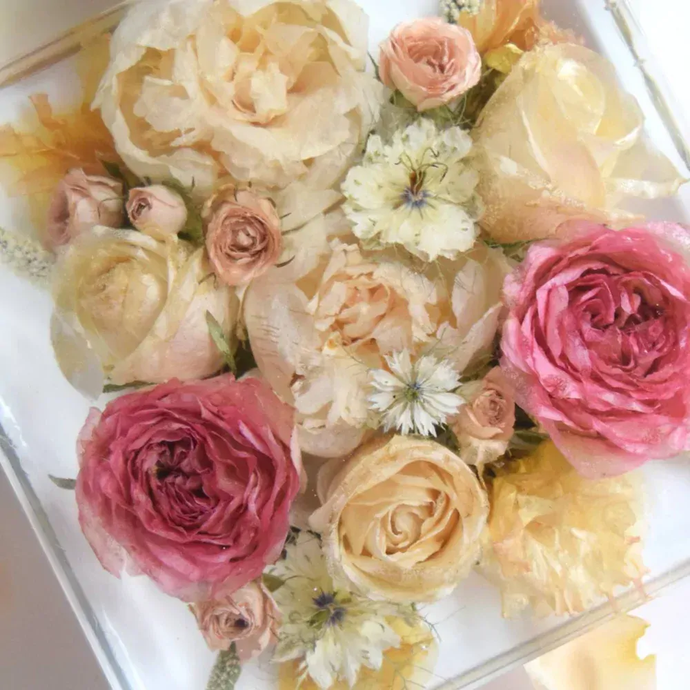 Kytice v pryskyřici - kostka 25x25 cm