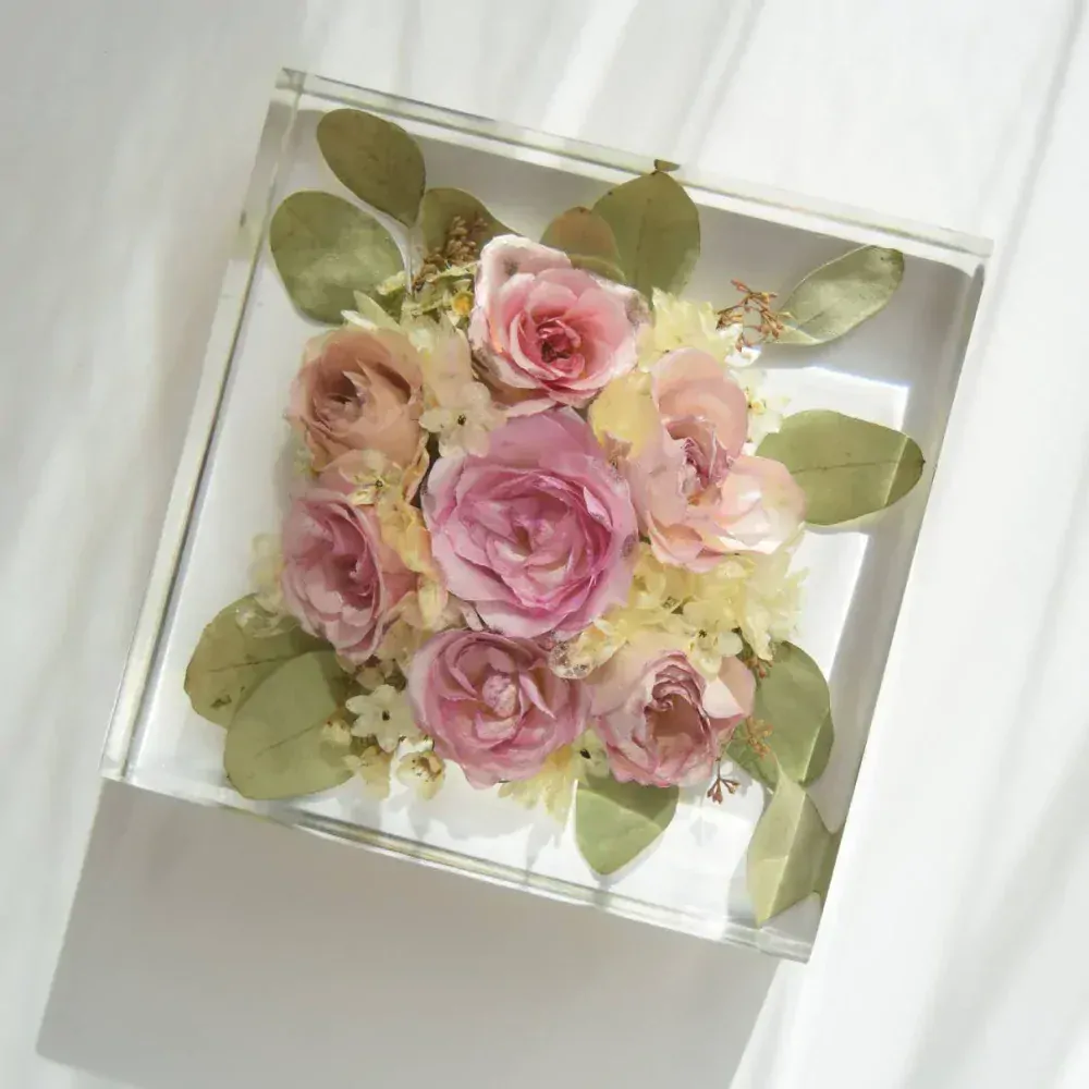 Kytice v pryskyřici - kostka 25x25 cm