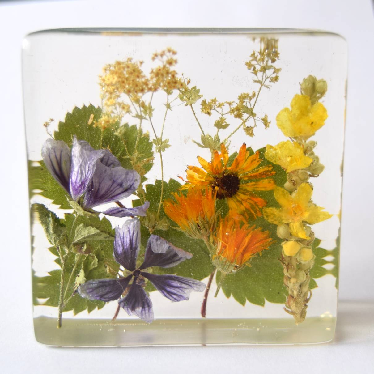 Kytice v pryskyřici - kostka 9x9cm