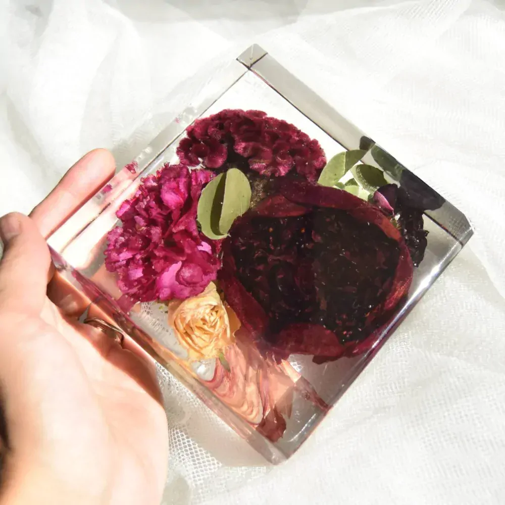 Kytice v pryskyřici - kostka 12x12cm