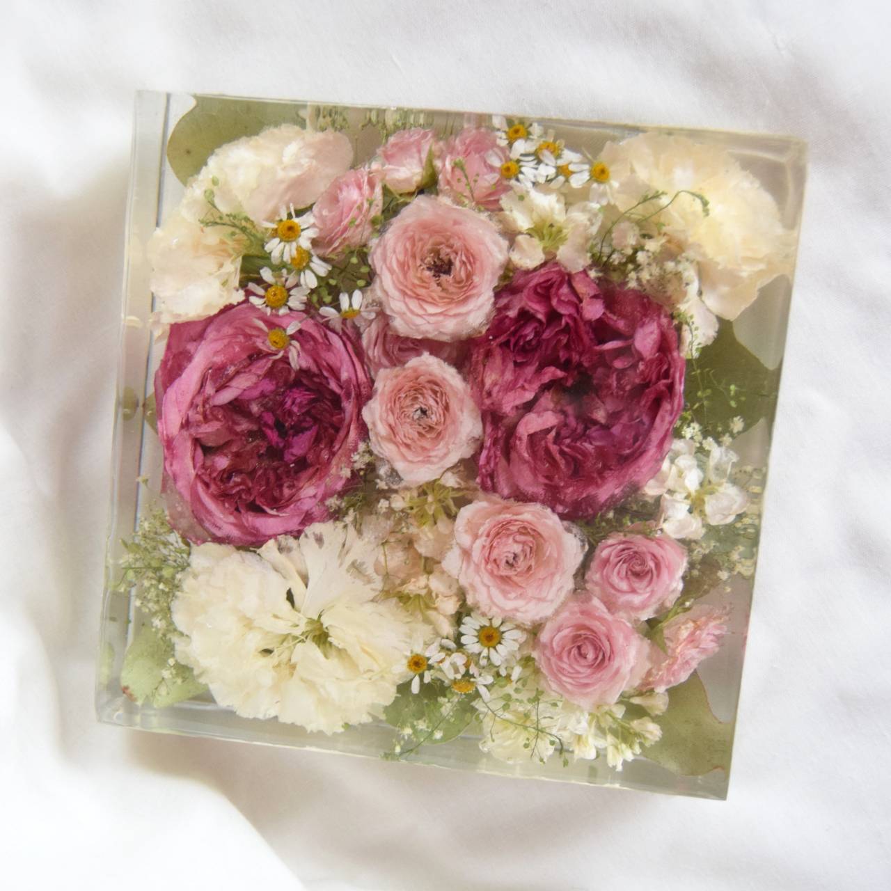 Kytice v pryskyřici - kostka 20x20 cm