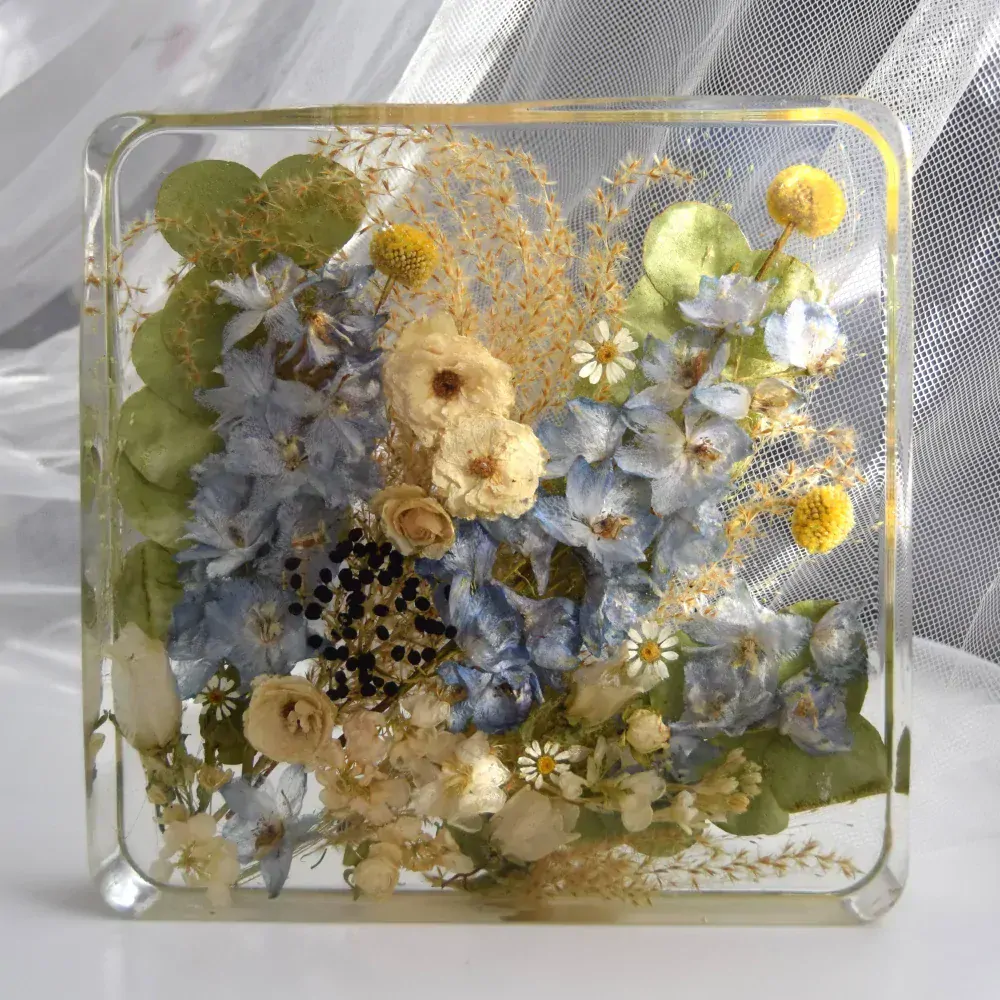 Kytice v pryskyřici - kostka 25x25 cm