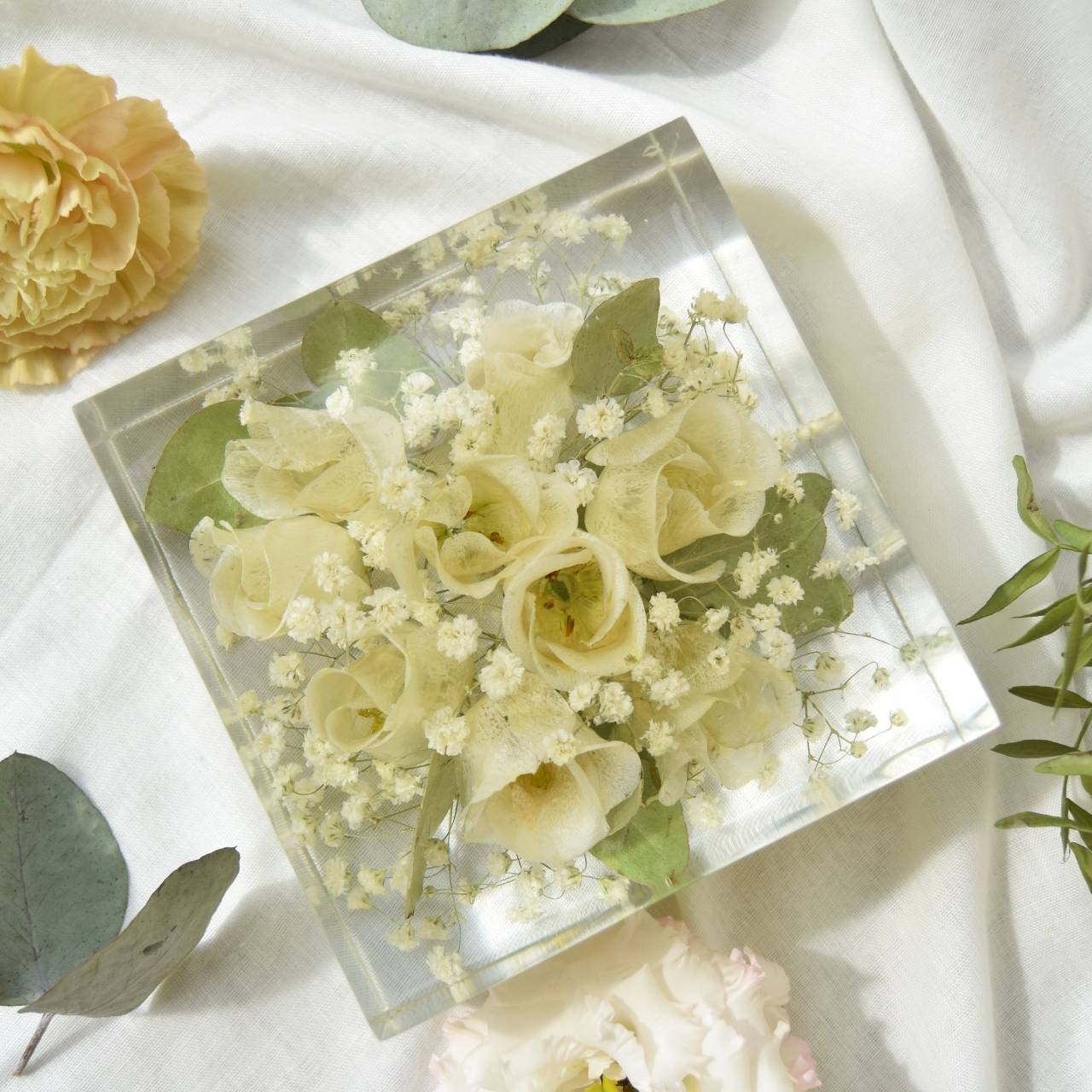 Kytice v pryskyřici - kostka 16x16cm