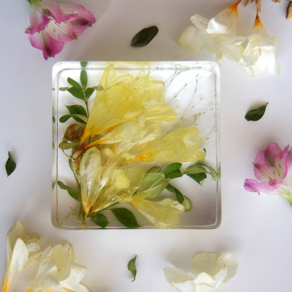 Kytice v pryskyřici - kostka 9x9cm