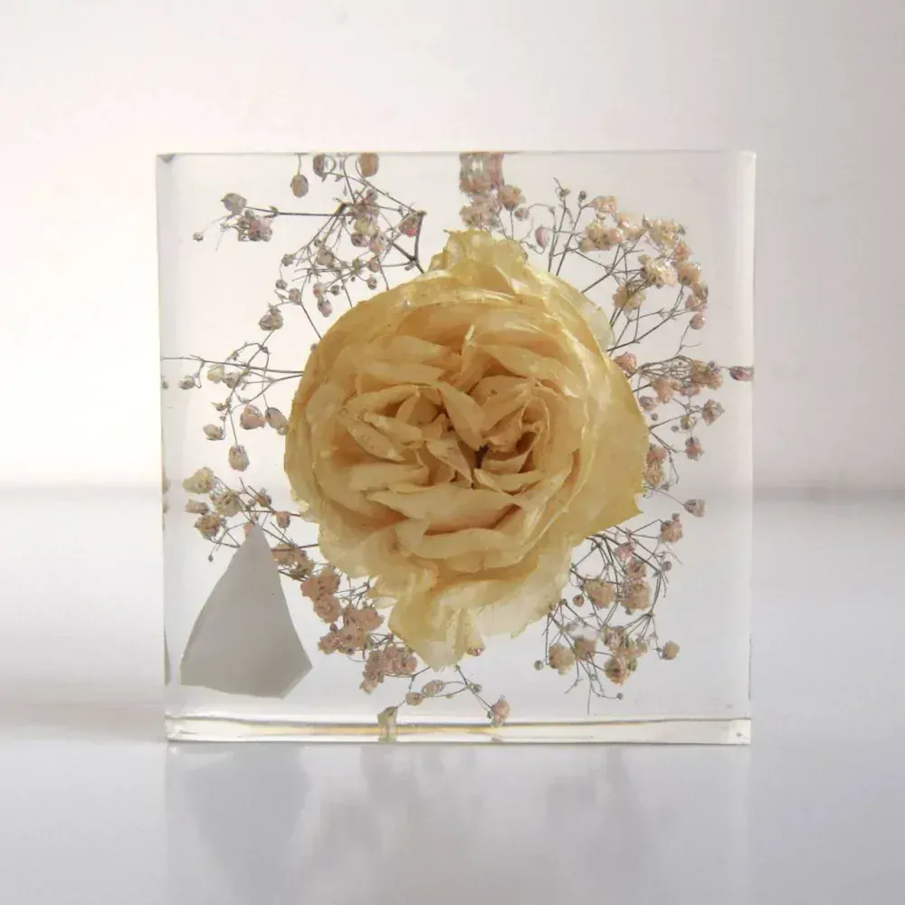 Kytice v pryskyřici - kostka 12x12cm