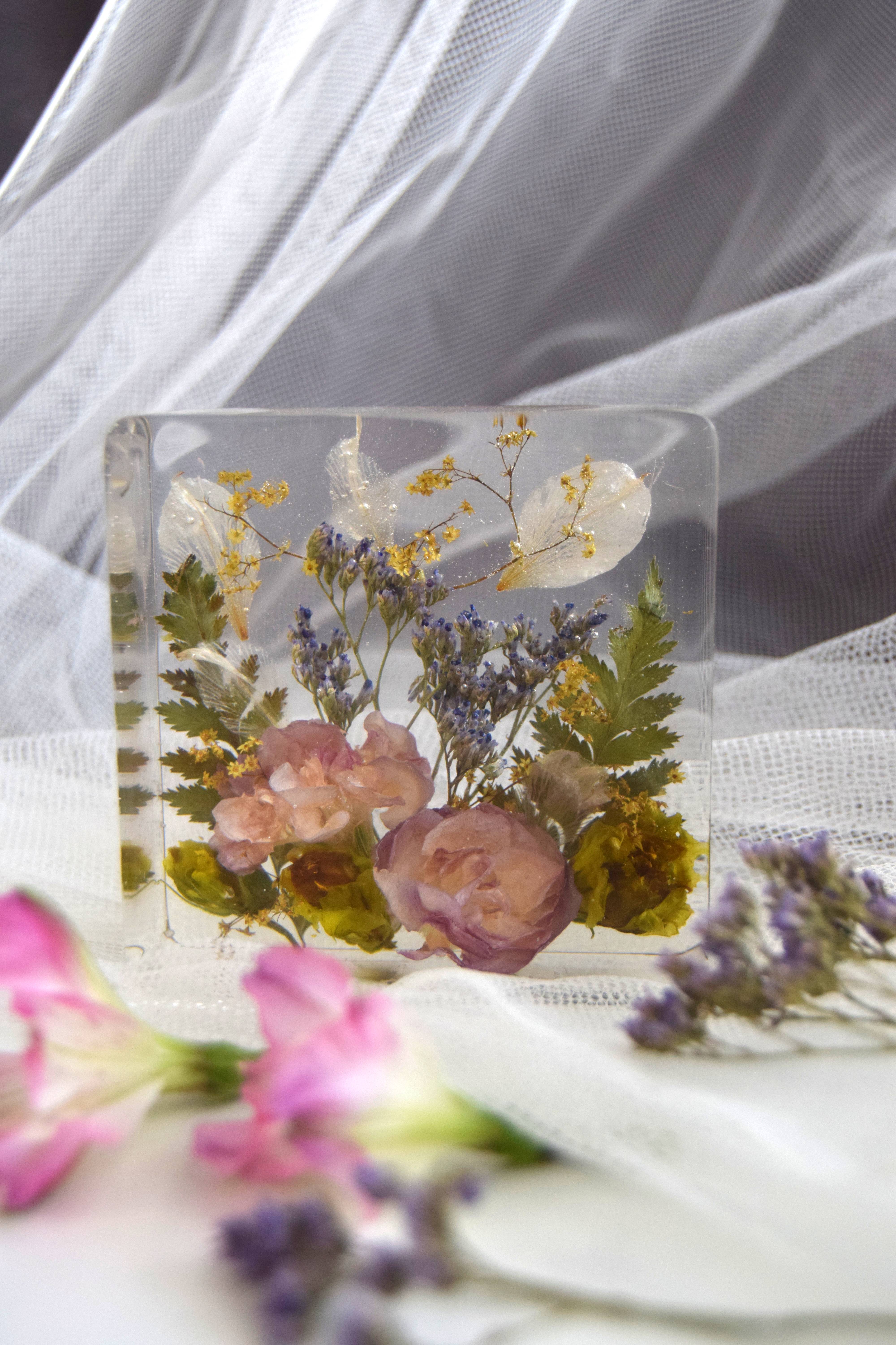 Kytice v pryskyřici - kostka 9x9cm