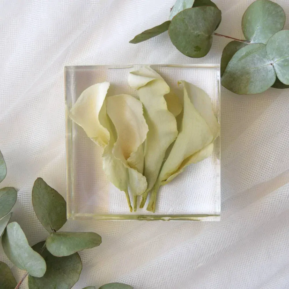 Kytice v pryskyřici - kostka 12x12cm