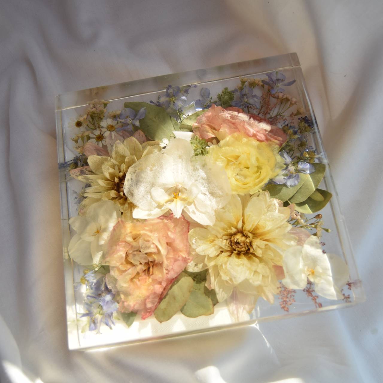 Kytice v pryskyřici - kostka 16x16cm