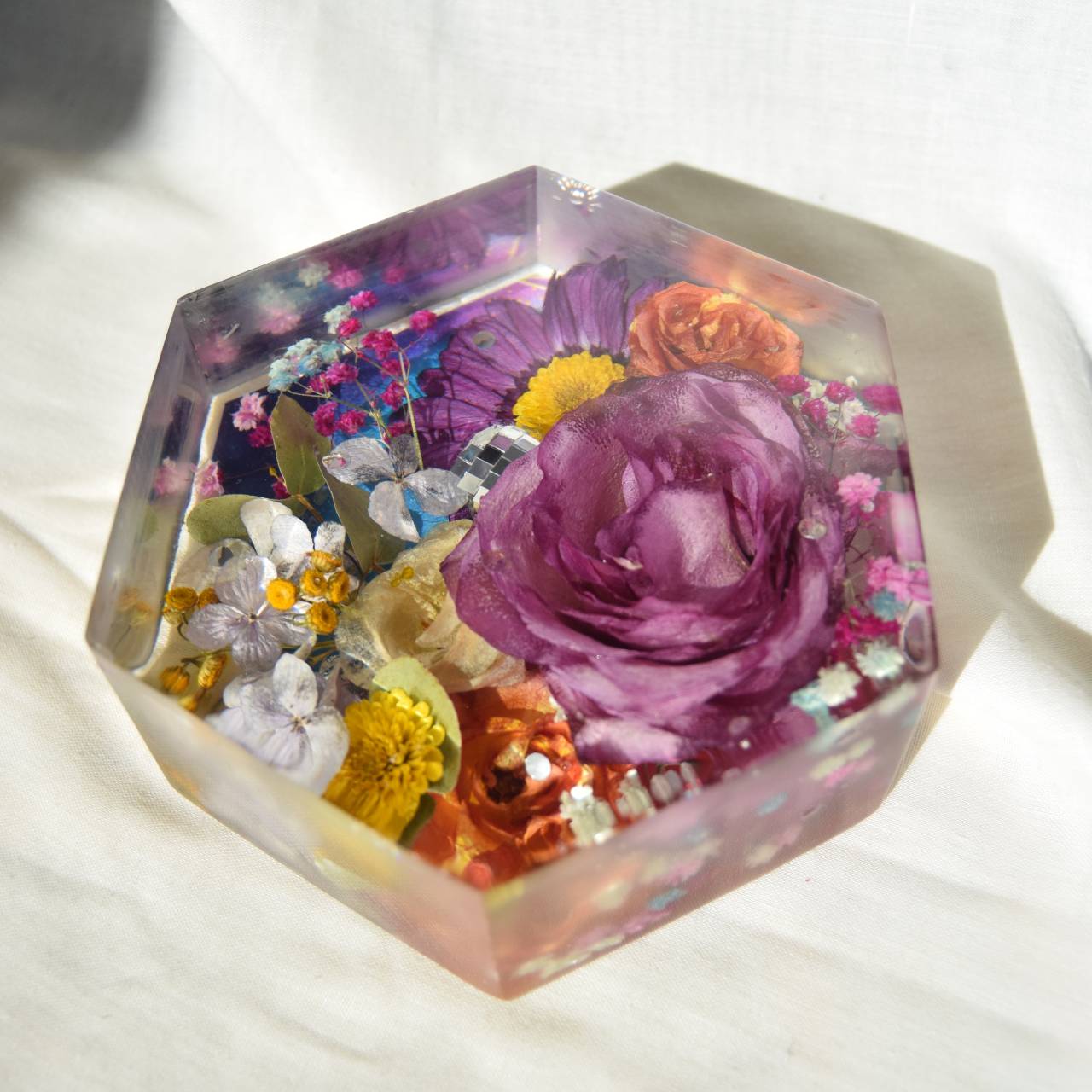 Kytice v pryskyřici - Hexagon malý 14,5x12,5