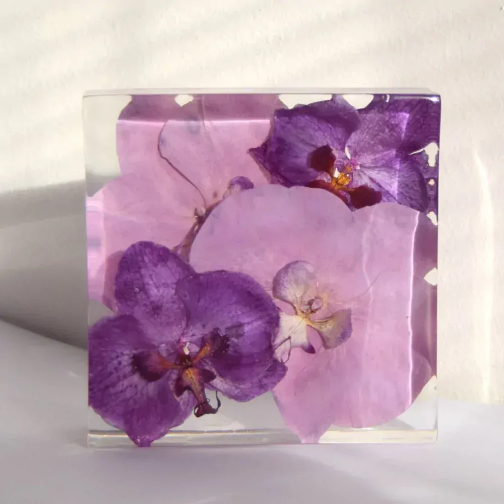 Kytice v pryskyřici - kostka 12x12cm