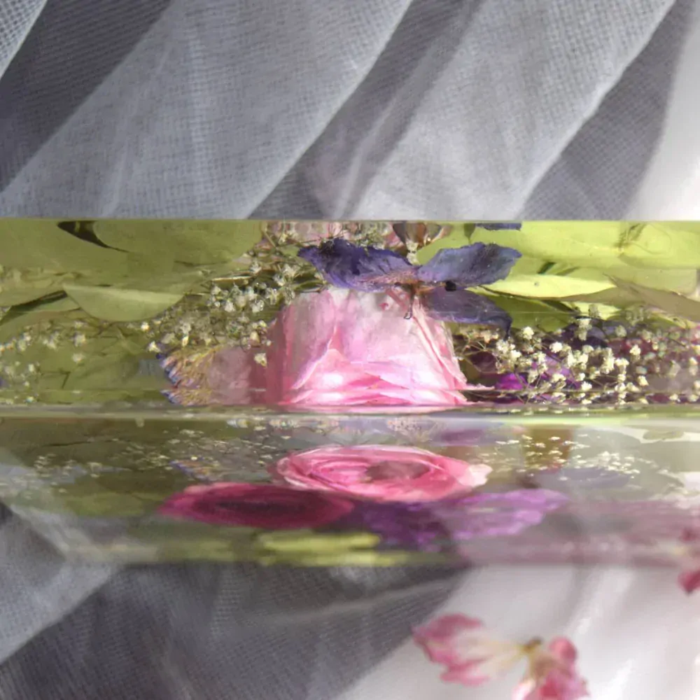 Kytice v pryskyřici - kostka 20x20 cm