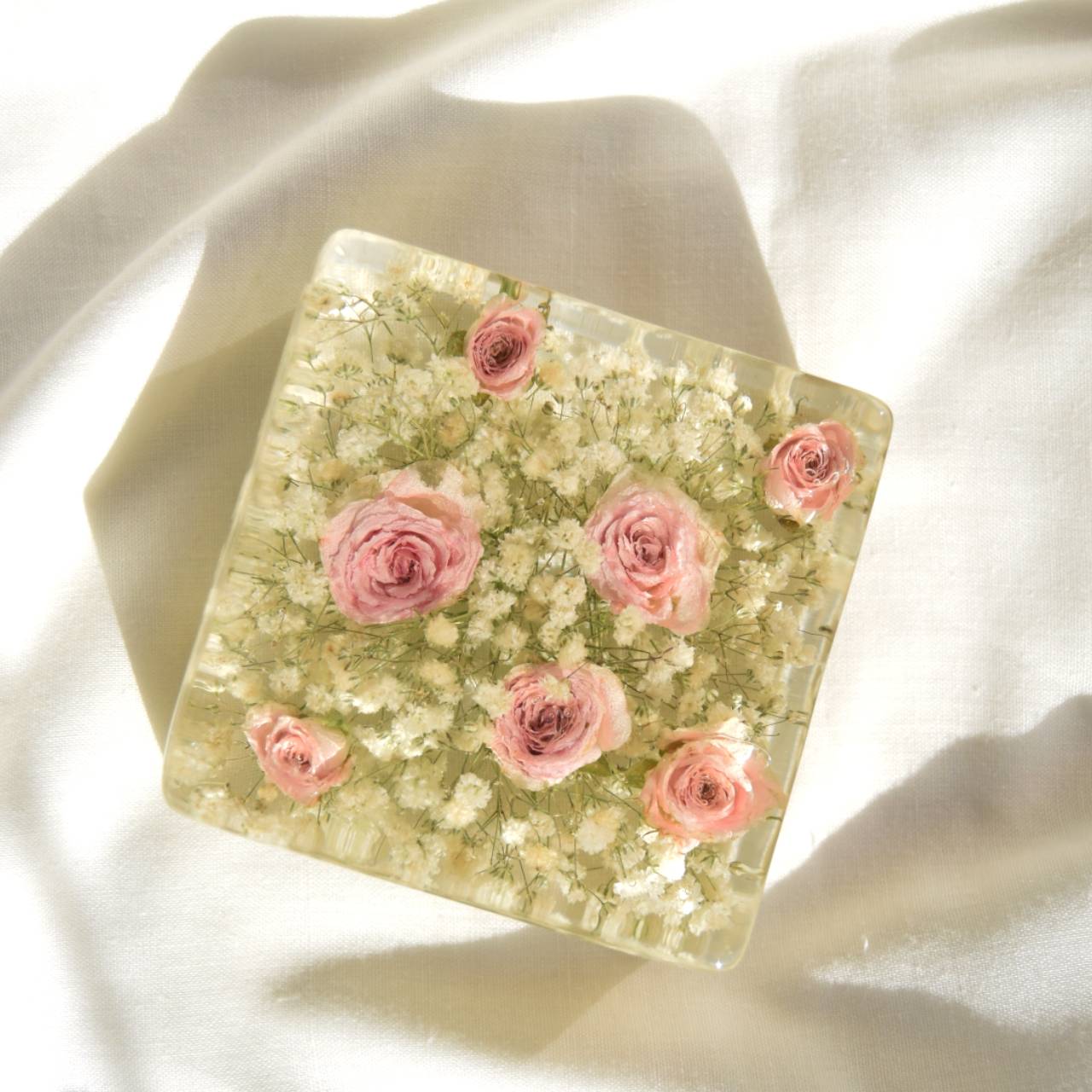 Kytice v pryskyřici - kostka 9x9cm