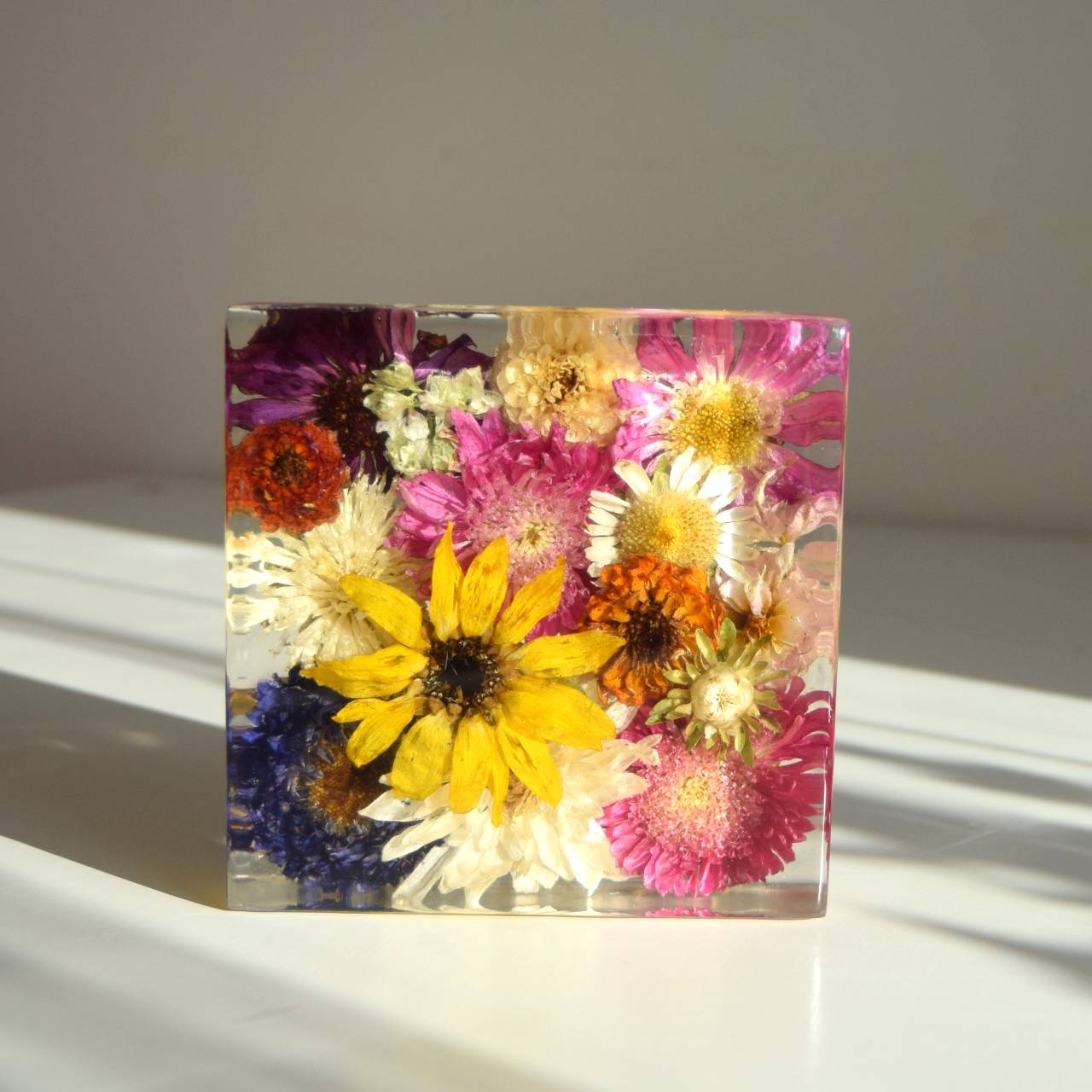 Kytice v pryskyřici - kostka 12x12cm