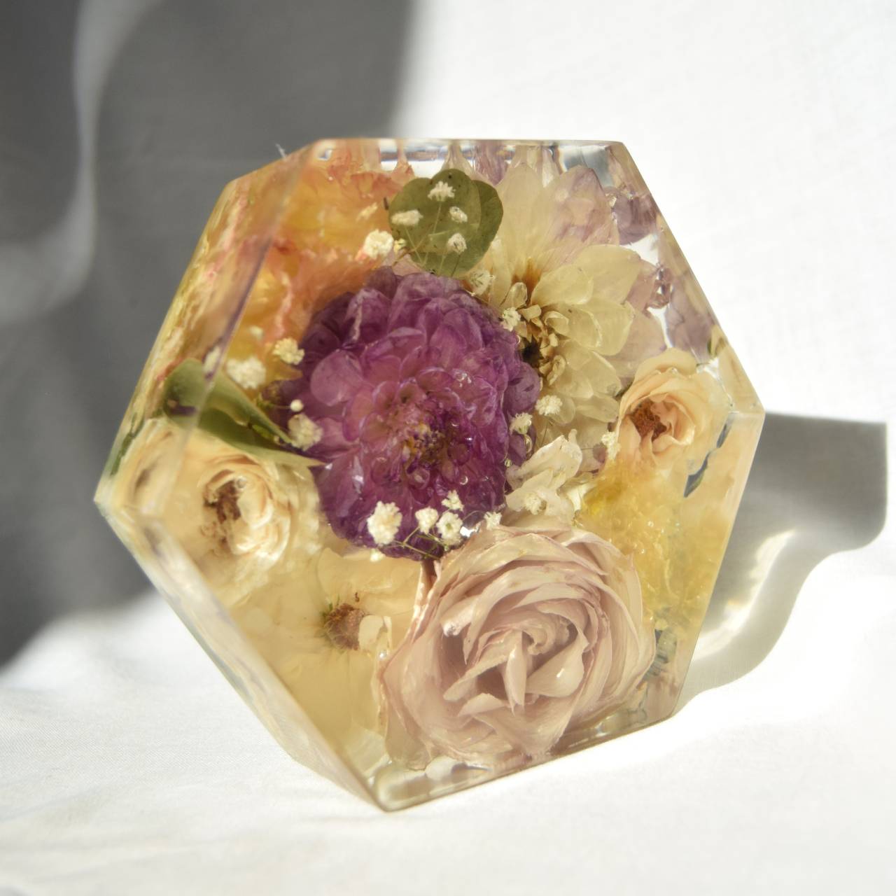 Kytice v pryskyřici - Hexagon malý 14,5x12,5