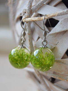 Kuličkové náušnice se zářivě zeleným mechem