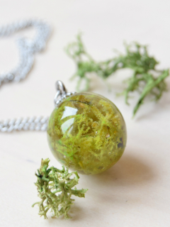 Malý náhrdelník se svěže zeleným mechem