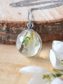 Sněženka v malém náhrdelníku