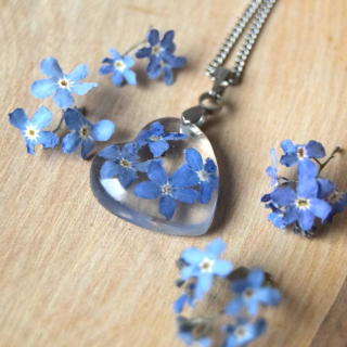 Malý srdíčkový náhrdelník s pomněnkami