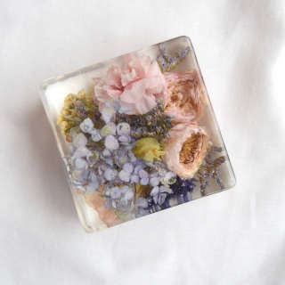 Kytice v pryskyřici - kostka 9x9cm