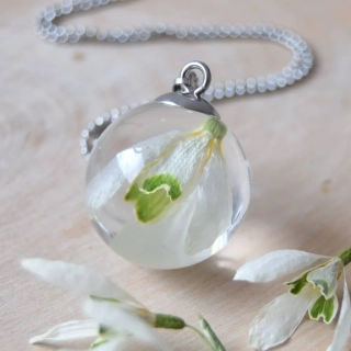 Sněženka v náhrdelníku z pryskyřice