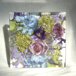 Kytice v pryskyřici - kostka 20x20 cm