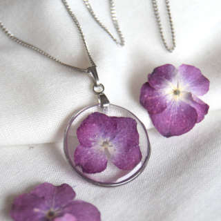 Kulatý medailon s fialovou hortenzií