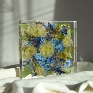 Kytice v pryskyřici - kostka 25x25 cm