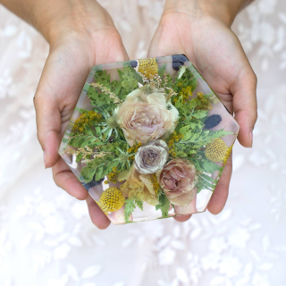 Kytice v pryskyřici - Hexagon malý 14,5x12,5