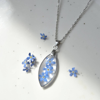 Oválný náhrdelník s pomněnkami