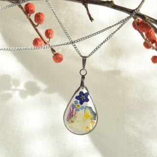 Kapkový náhrdelník s pilátem a pomněnkou a šalvějí