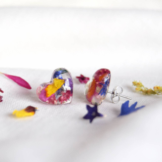 Srdíčkové náušnice s kousky kvítků