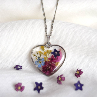 Velký srdíčkový náhrdelník s duhovými kvítky