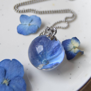 Velký náhrdelník s modrou hortenzií